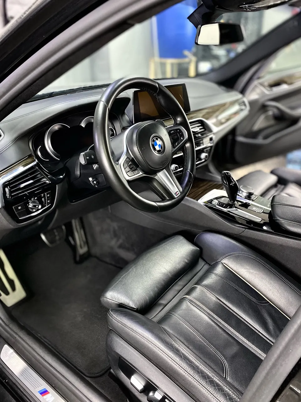 Салон BMW 540i после химчистки: чёрная кожа
