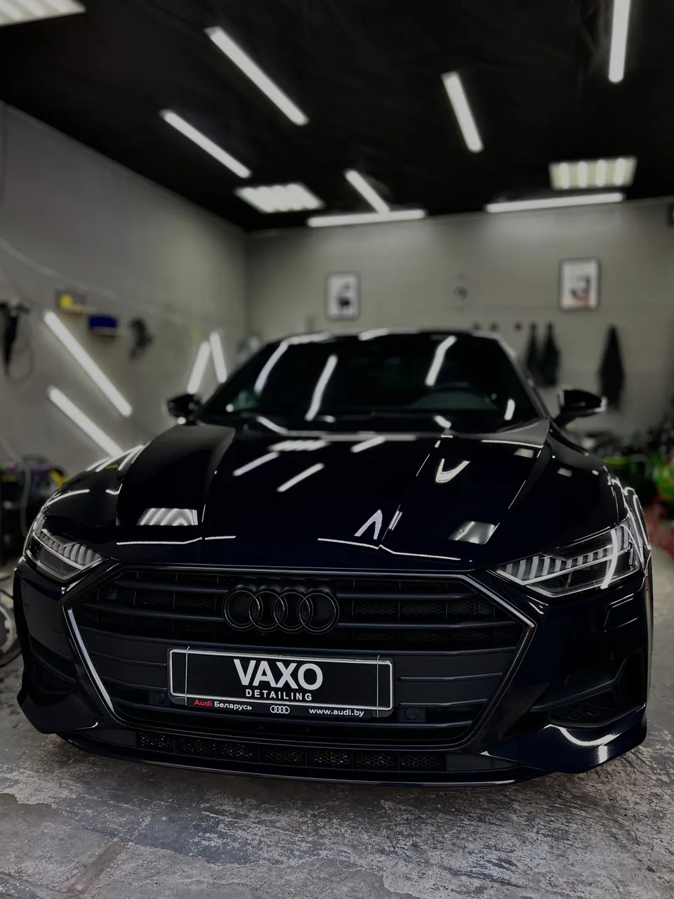 Тёмно-синий Audi A7 в боксе, рамка VAXO