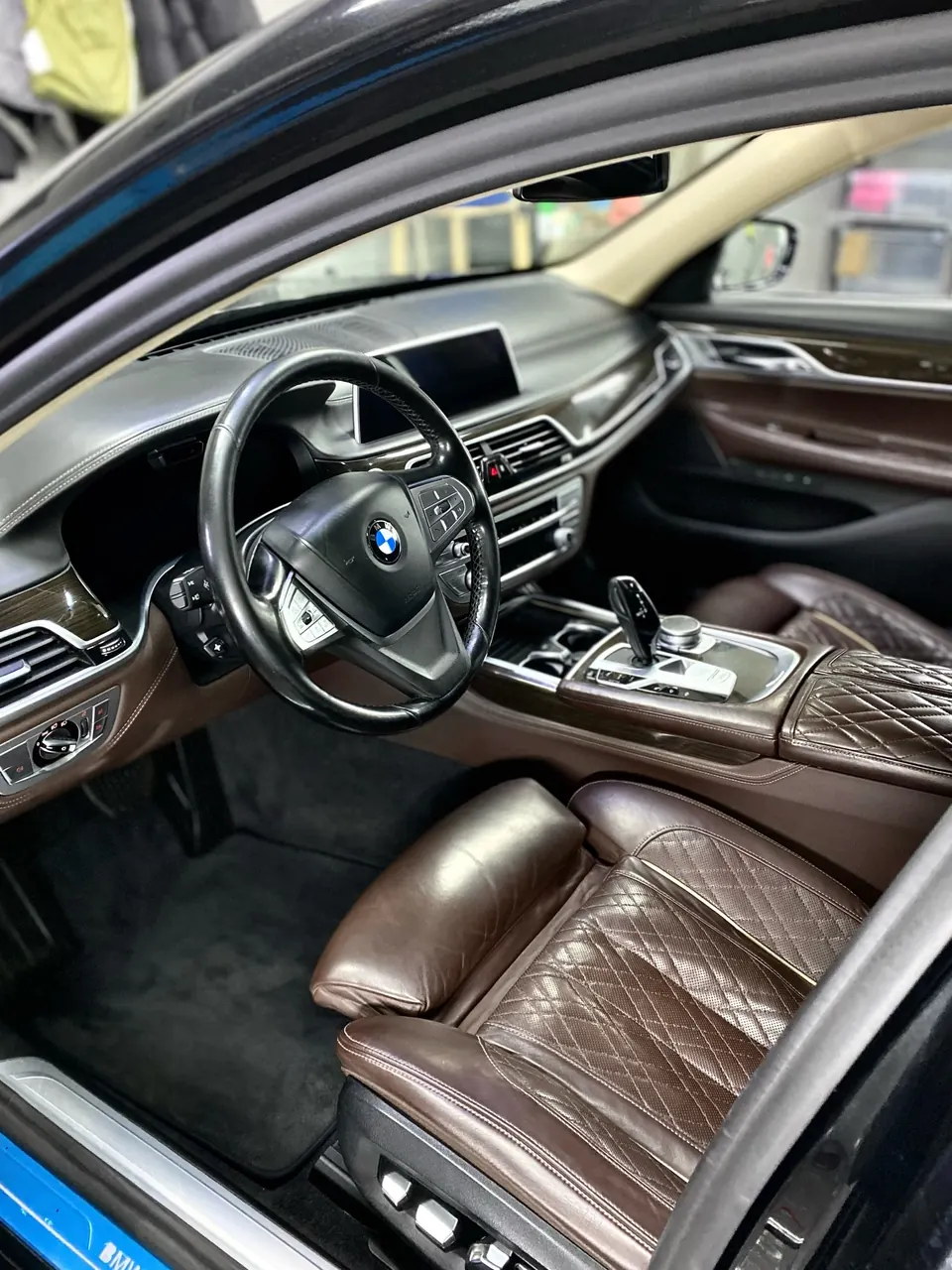 Салон BMW 7 после химчистки: коричневая кожа