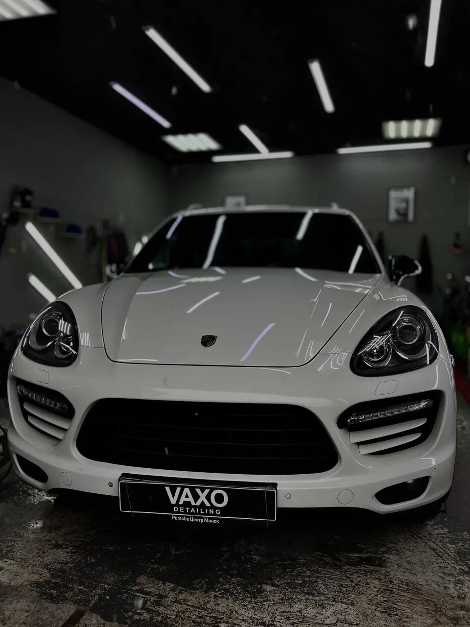 Белый Porsche Cayenne Turbo в боксе, рамка VAXO