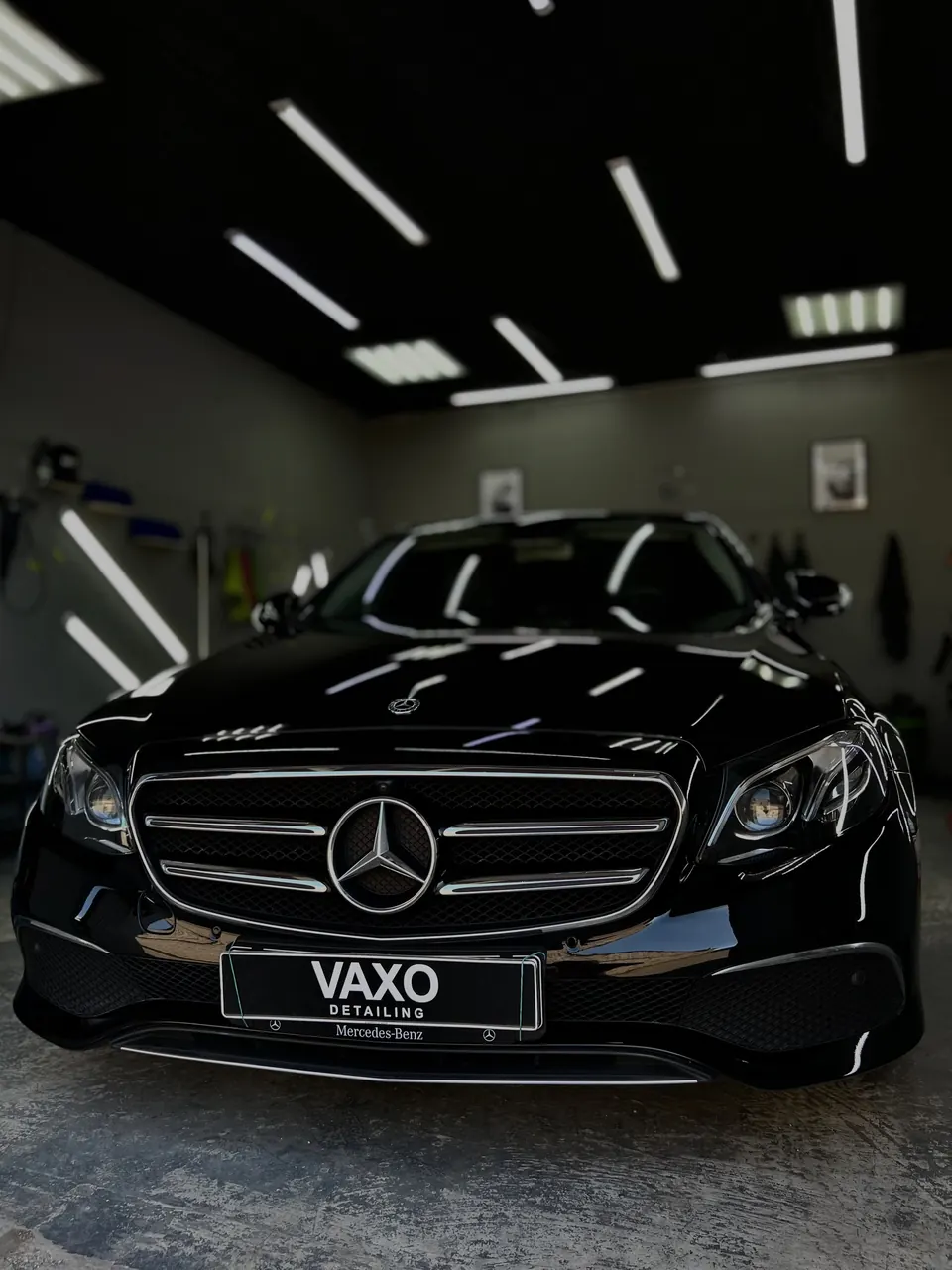 Чёрный Mercedes-Benz E в боксе, рамка VAXO