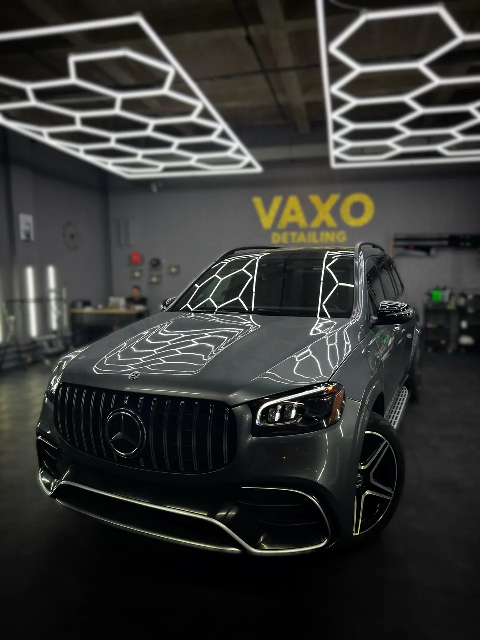 Mercedes GLS 450 анфас у стены VAXO под гекса-светом