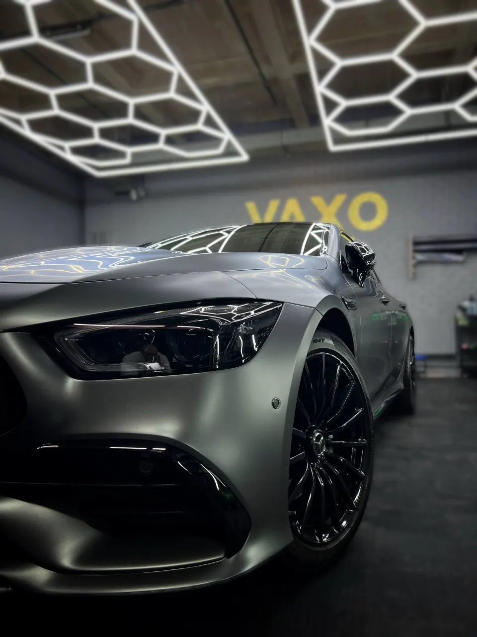 Mercedes-AMG GT 43 в матовой плёнке: фара и крыло крупно