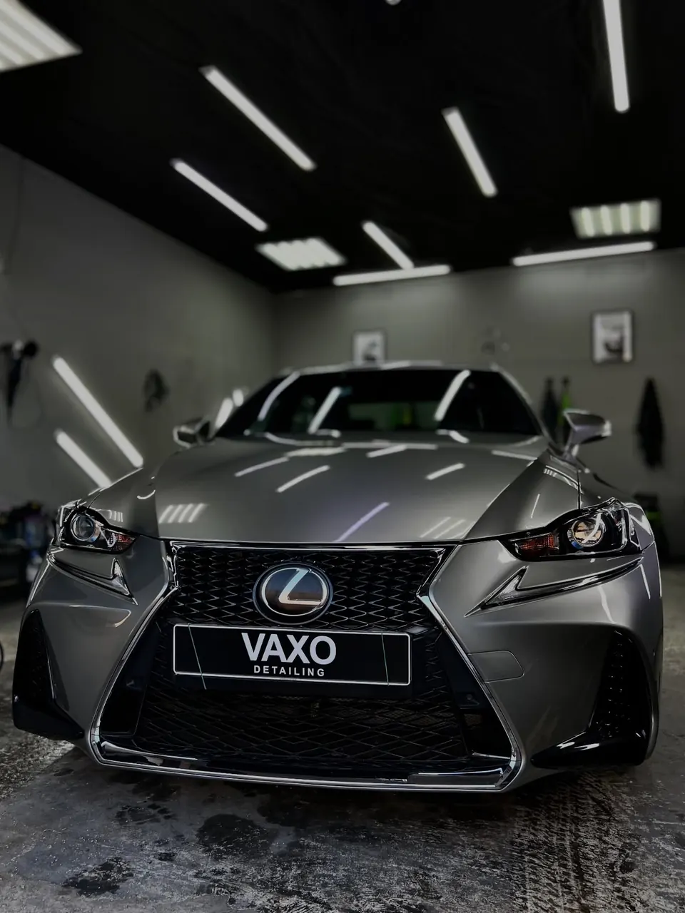 Серый Lexus IS300 в боксе, рамка VAXO