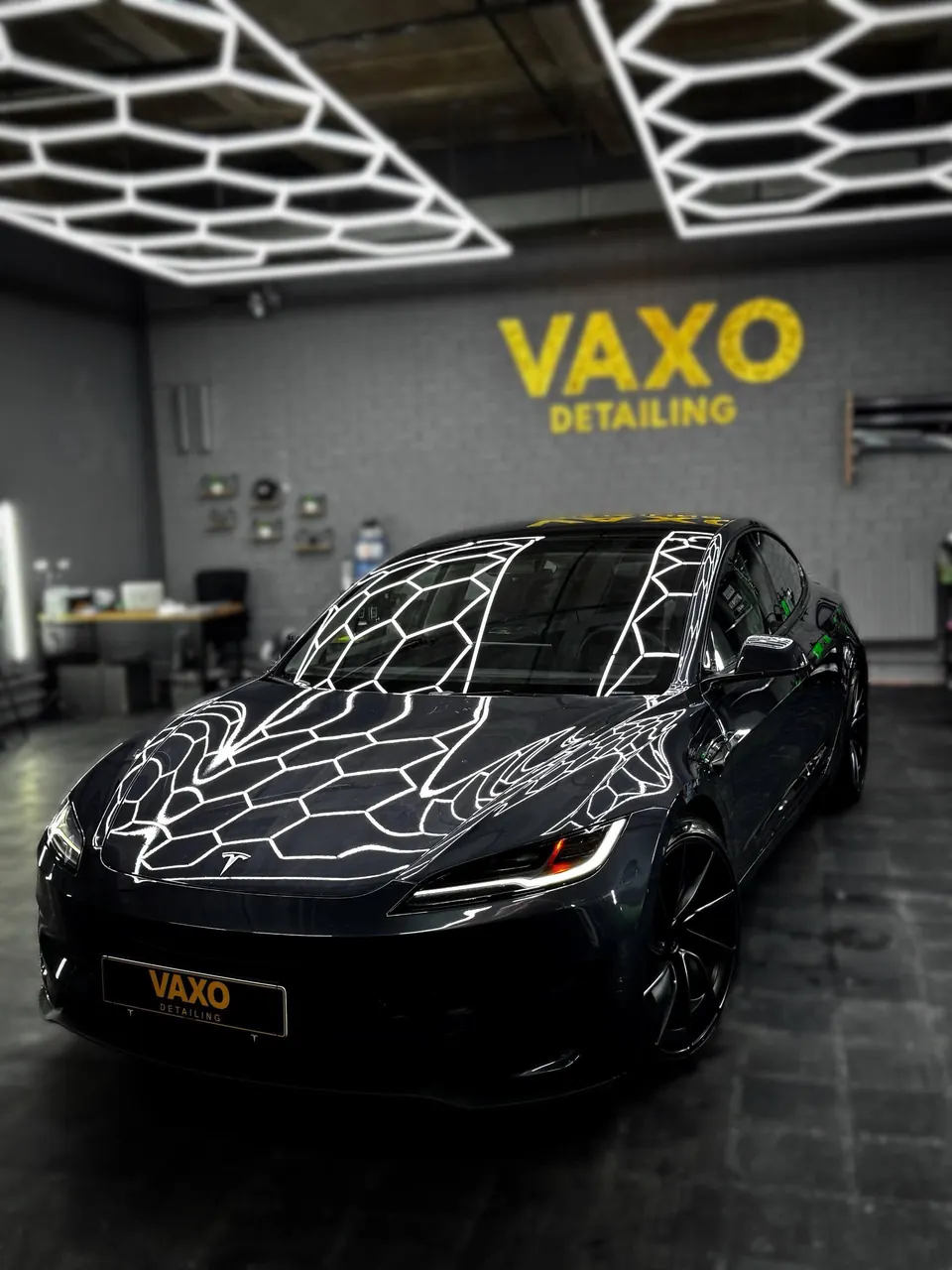 Tesla Model 3 Performance под гекса-светом, рамка VAXO