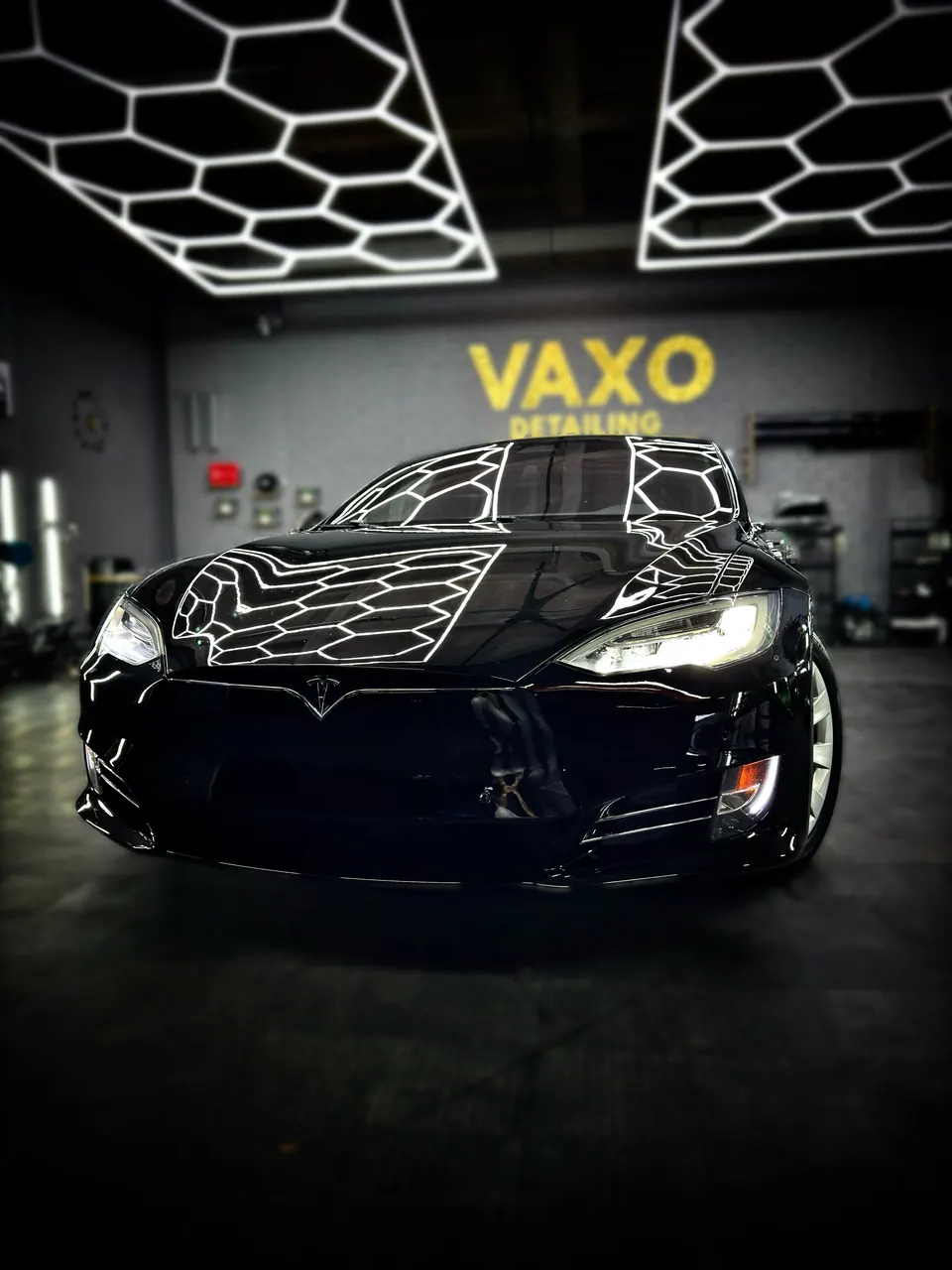 Tesla Model S анфас у стены VAXO