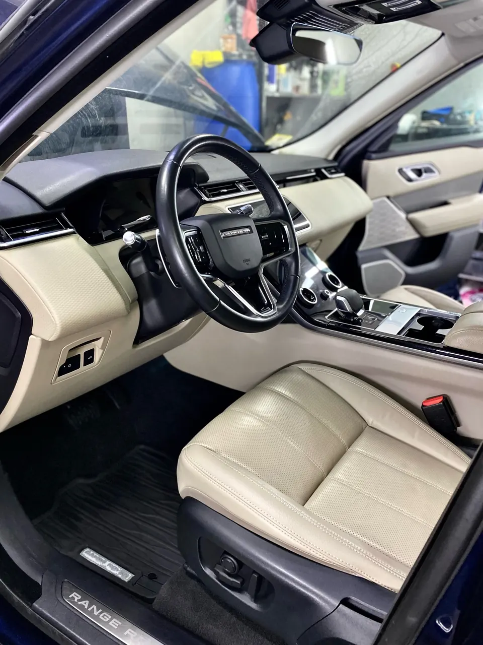 Салон Range Rover Velar после химчистки: светлая кожа