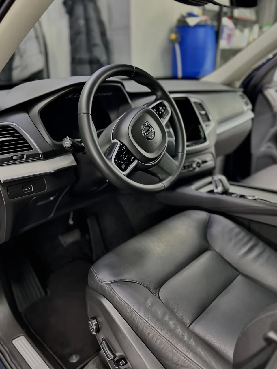 Салон Volvo XC90 после химчистки: место водителя