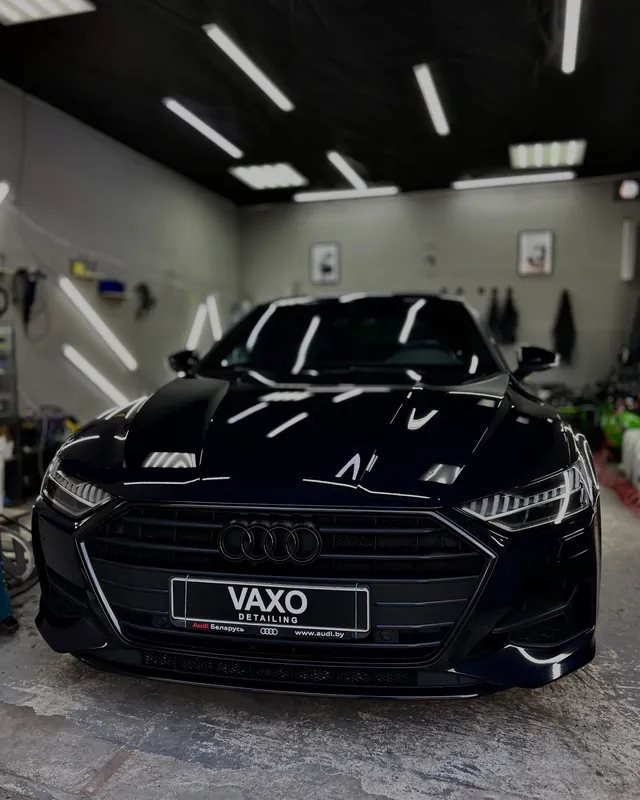 Чёрный Audi A7 анфас в боксе