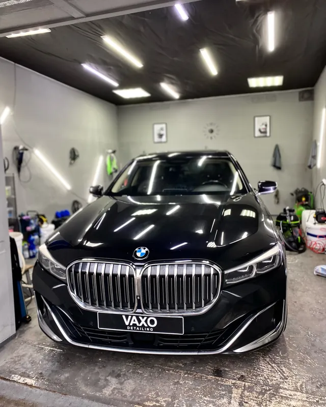 Чёрный BMW 7 анфас в боксе