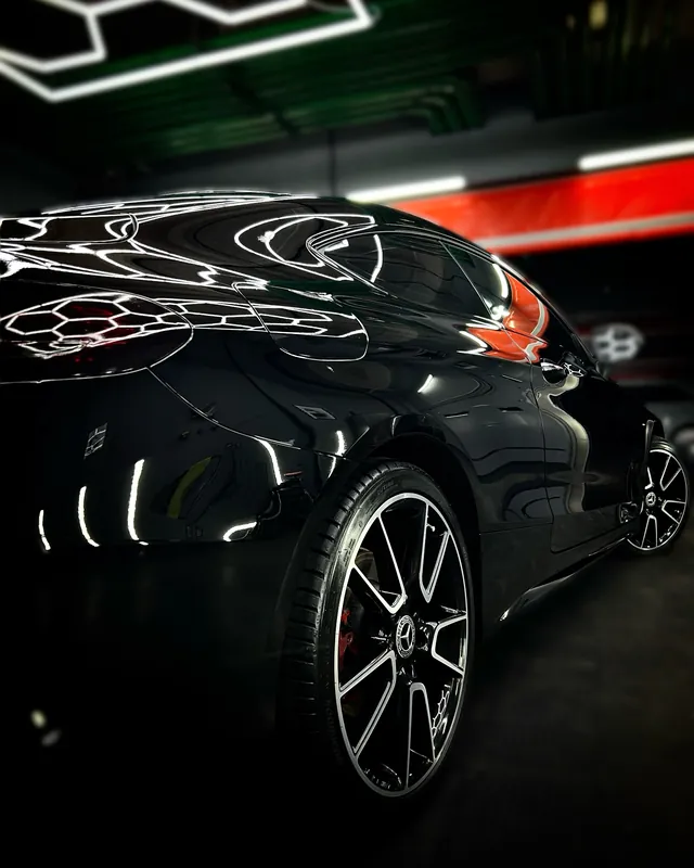 Чёрный Mercedes C Coupe: задний диск и крыло под сотами