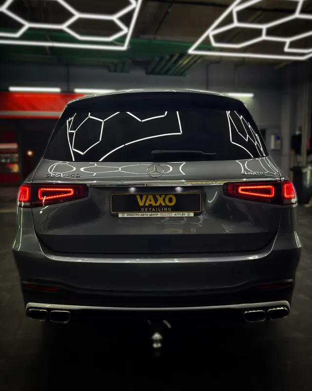 Mercedes GLS 450 сзади у стены VAXO под гекса-светом