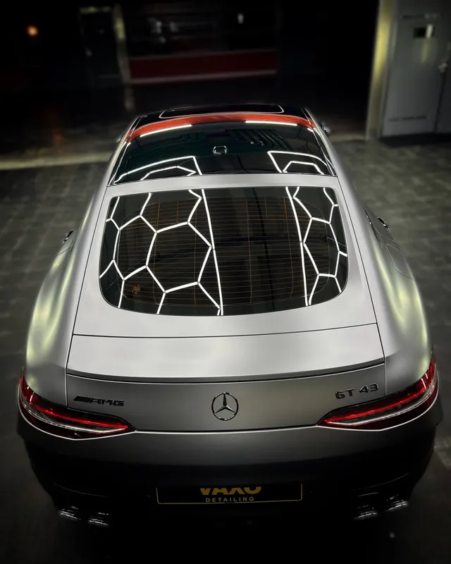 Матовый Mercedes-AMG GT 43 с кормы под гекса-светом