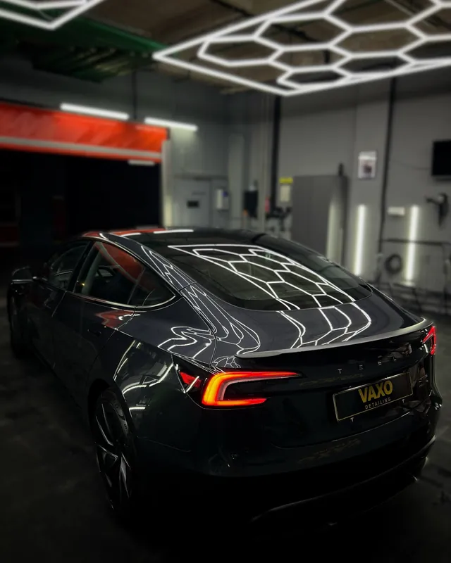 Tesla Model 3 Performance в боксе, соты на крыше