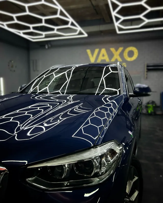 Синий BMW X3: фара и капот под гекса-светом